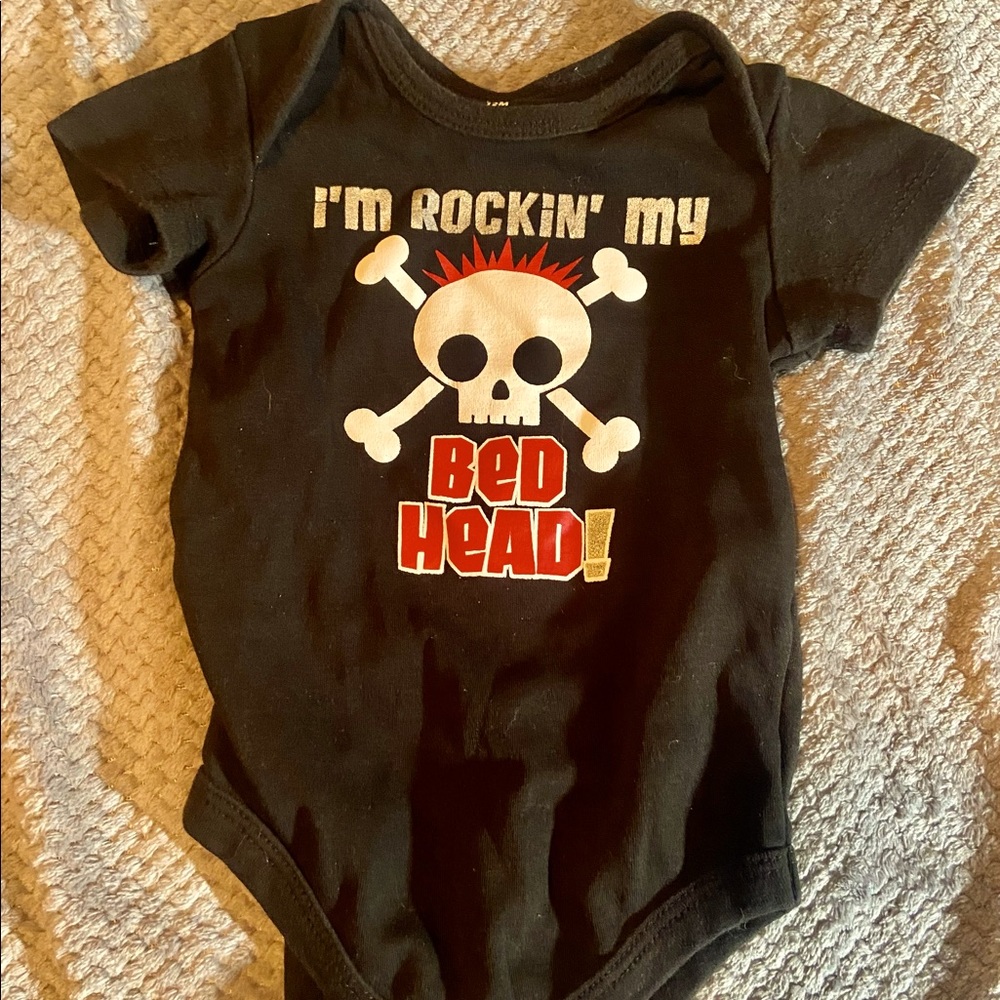12 Mo PUNK ROCK “ROCKING THE BED HEAD” ONESIE W SKULL